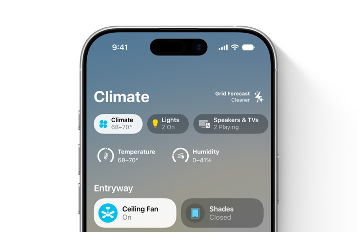 Ein iPhone Display zeigt in der Home App die Kategorie Klima, die Drehregler für Temperatur und Luftfeuchtigkeit und den Bereich Eingang mit der Steuerung für Deckenventilator und Jalousien
