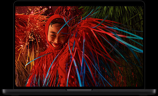 MacBook Pro con pantalla PROLED XDR, color negro espacial, la pantalla muestra una imagen detallada con alto contraste y colores vívidos