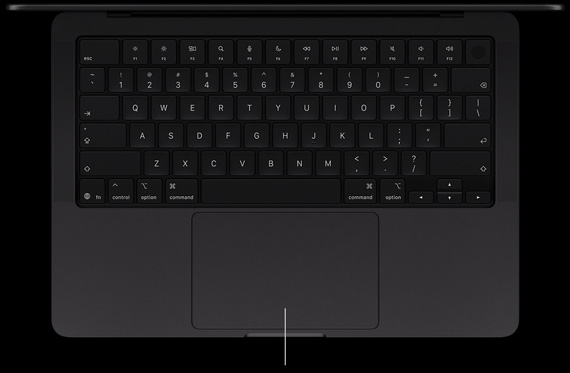 MacBook Pro mit PROLED XDR Display, Farbe Space Schwarz, geöffnet, Tastatur und Force Touch Trackpad werden gezeigt