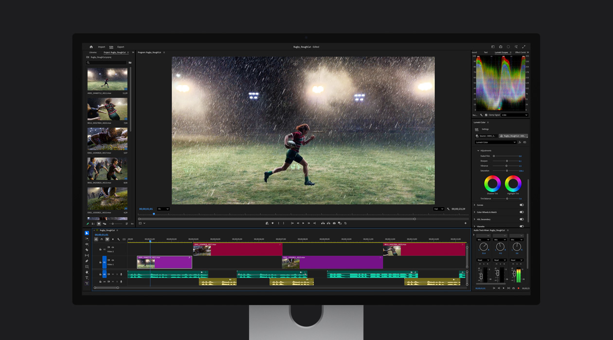 Dans un fichier Adobe Premiere Pro, un joueur de rugby court sur un terrain sous la pluie