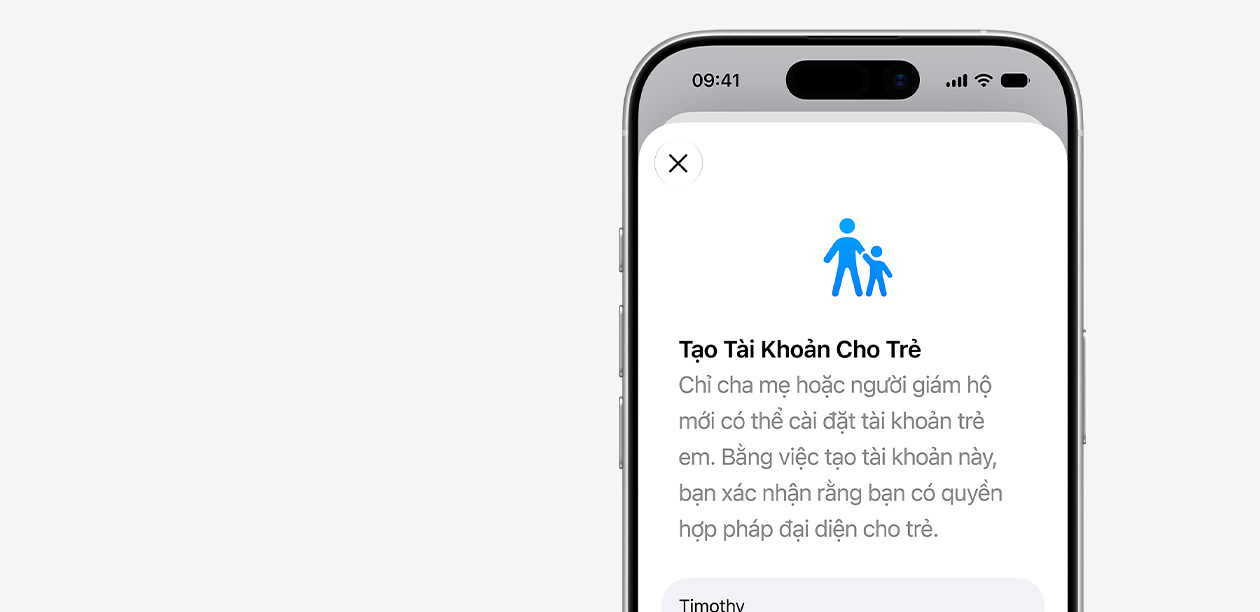 iPhone hiển thị giao diện thiết lập Tài Khoản Trẻ Em với biểu tượng người lớn và trẻ em ở phía trên trường tên của trẻ.